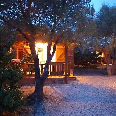 مكان تخييم Les Du Relais D'aguilar