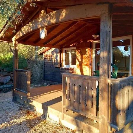 Les Du Relais D'aguilar مكان تخييم 2*