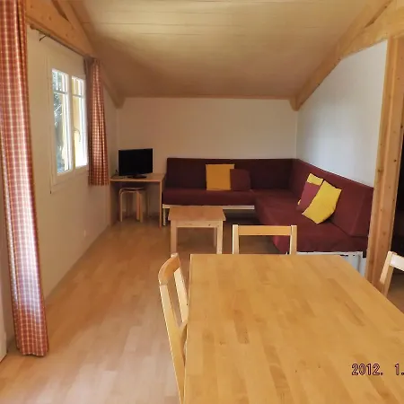 Les Du Relais D'aguilar مكان تخييم 2*
