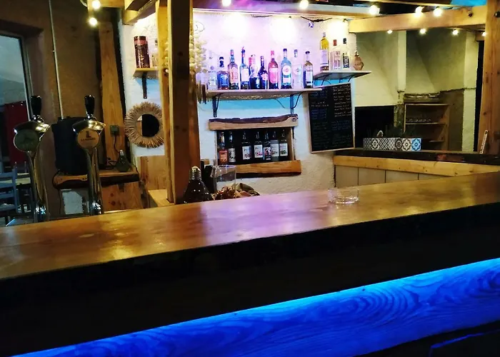 Les Du Relais D'aguilar אתר קמפינג Tuchan